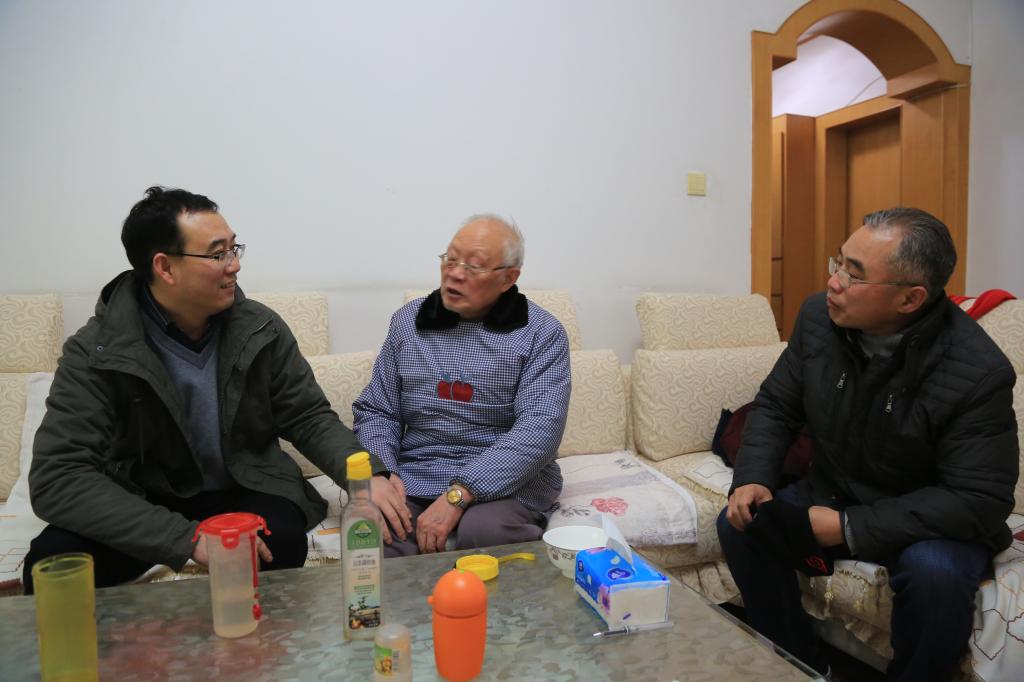 ����ҽҩѧԺУ�쵼���ӿ�չ�����߷�ο�ʻ