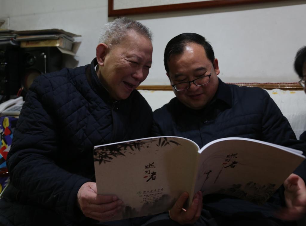 ����ҽҩѧԺУ�쵼���ӿ�չ�����߷�ο�ʻ
